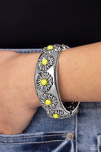 Load image into Gallery viewer, Paparazzi ♥ Taking FLORAL - Green ♥ Bracelet