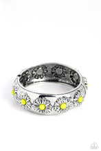 Load image into Gallery viewer, Paparazzi ♥ Taking FLORAL - Green ♥ Bracelet